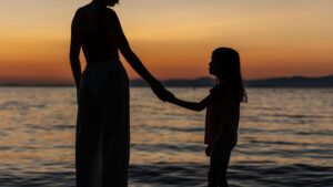 親子のシルエット　浜辺　夕日